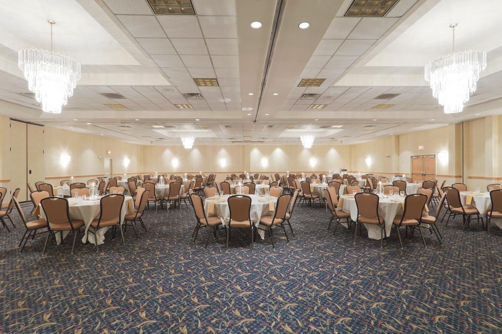 Wyndham Garden Conference Center Champaign - Urbana Exterior foto
