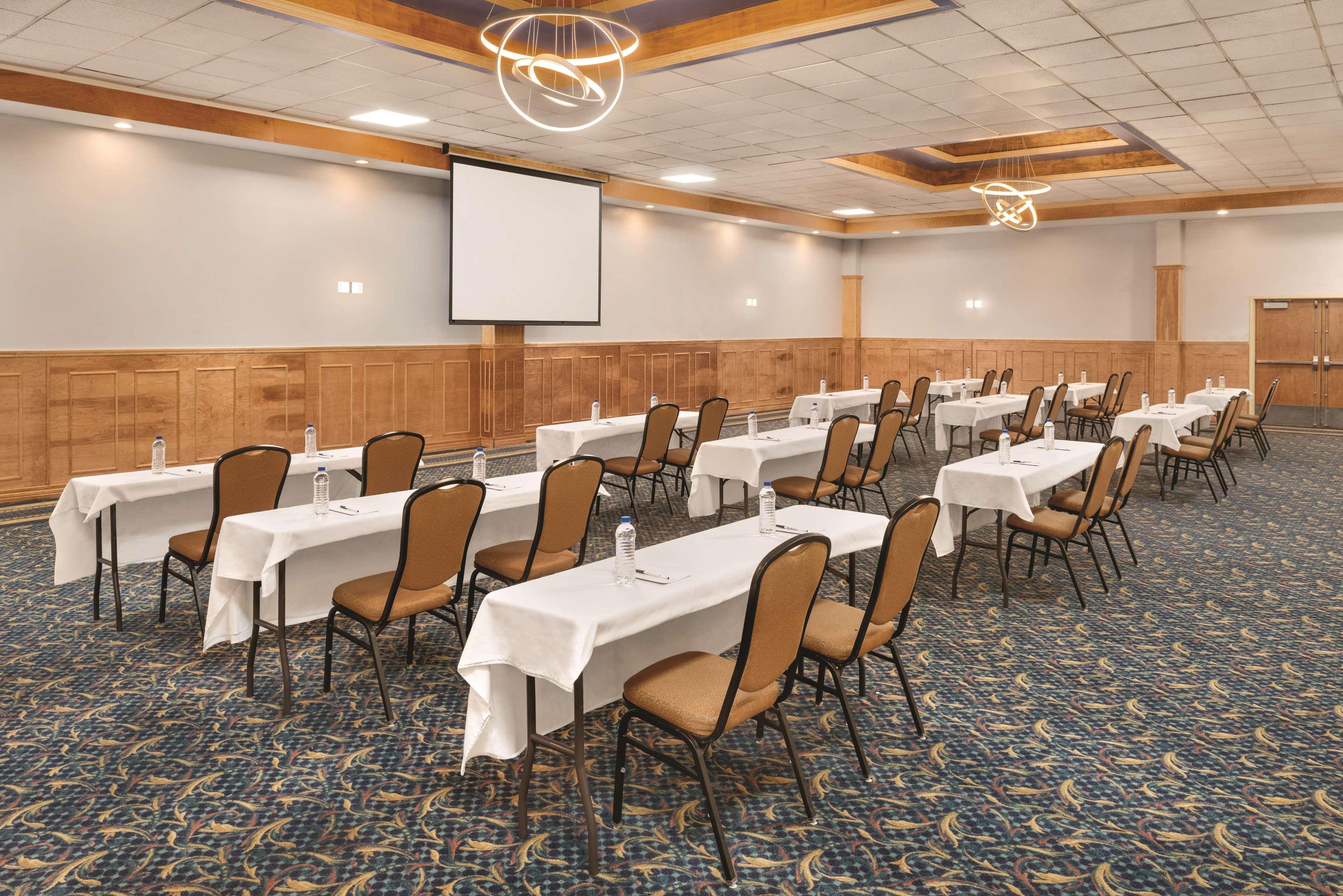 Wyndham Garden Conference Center Champaign - Urbana Exterior foto