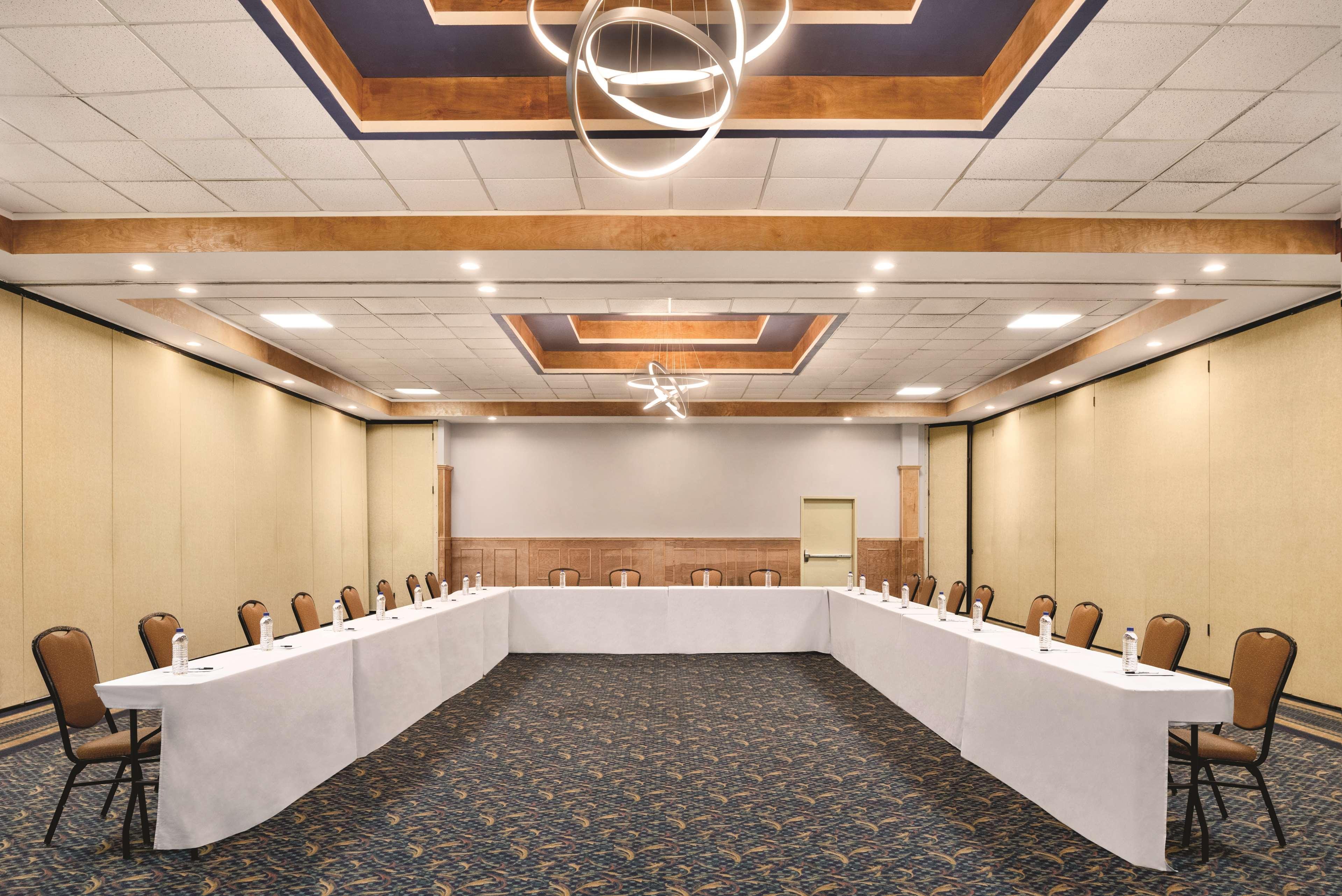 Wyndham Garden Conference Center Champaign - Urbana Exterior foto