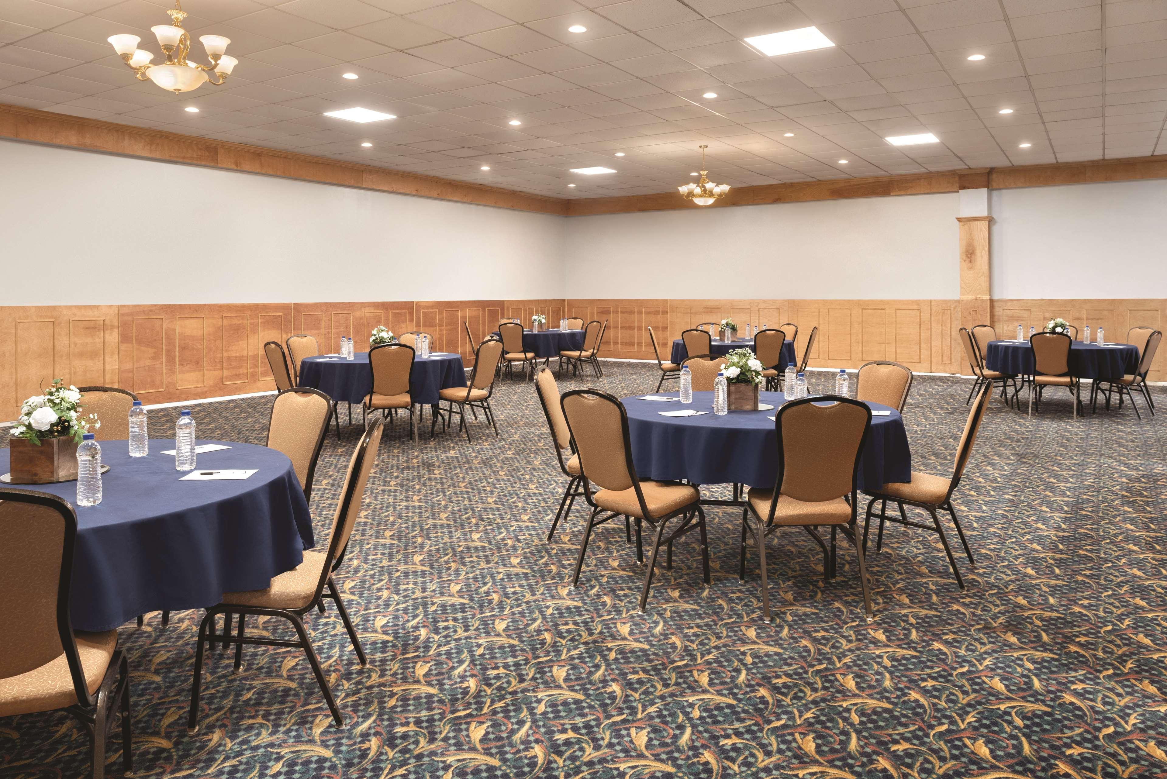 Wyndham Garden Conference Center Champaign - Urbana Exterior foto